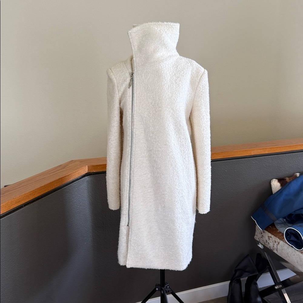 Vintage  Ivory wool Sherpa 
Coat size large long zipper high collar